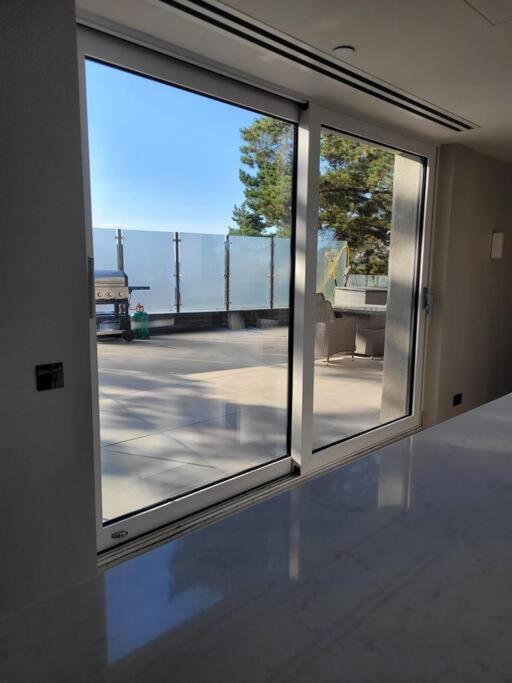 Luxury 3 Bed Flat With Large Terrace, Sea Views And Hot Tub Apartamento Canford Cliffs Exterior foto