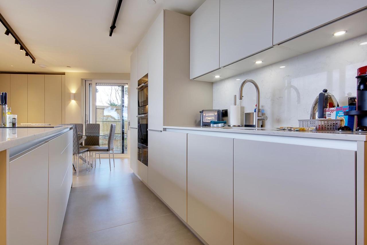 Luxury 3 Bed Flat With Large Terrace, Sea Views And Hot Tub Apartamento Canford Cliffs Exterior foto