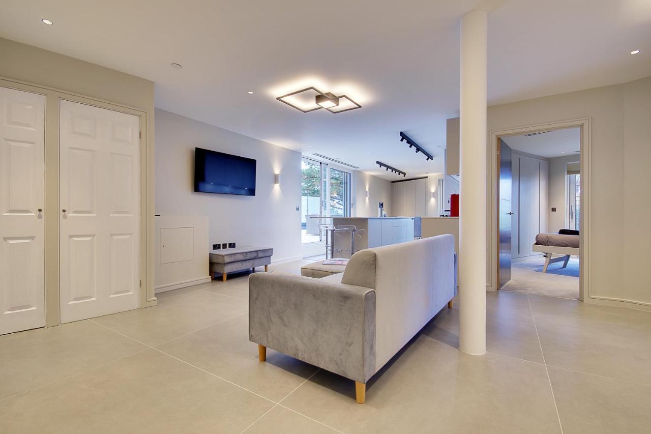 Luxury 3 Bed Flat With Large Terrace, Sea Views And Hot Tub Apartamento Canford Cliffs Exterior foto