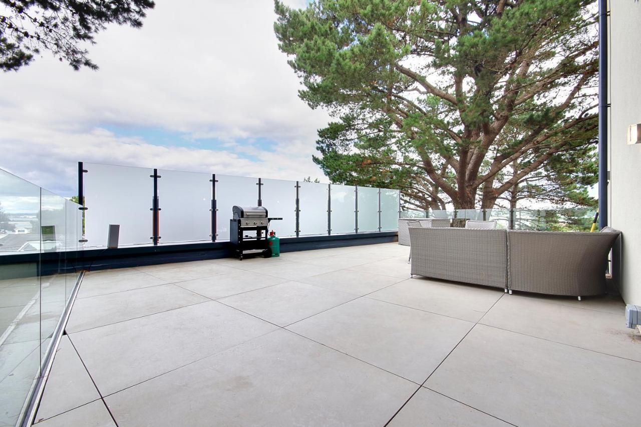 Luxury 3 Bed Flat With Large Terrace, Sea Views And Hot Tub Apartamento Canford Cliffs Exterior foto