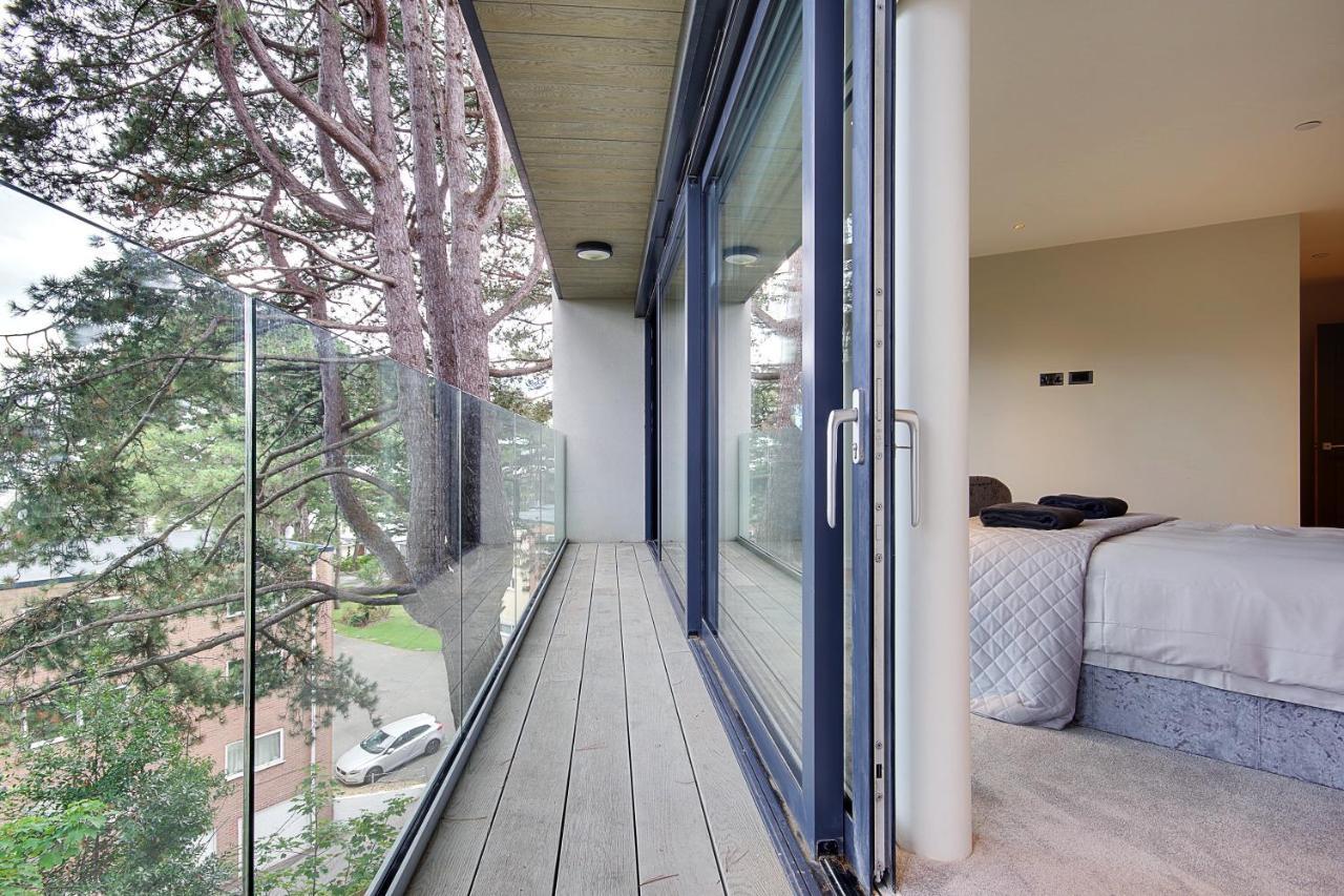 Luxury 3 Bed Flat With Large Terrace, Sea Views And Hot Tub Apartamento Canford Cliffs Exterior foto