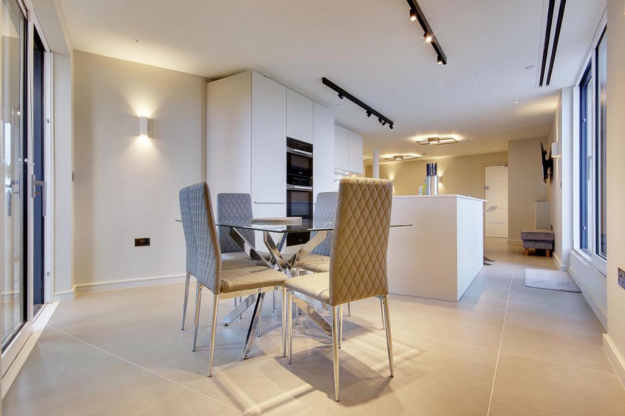 Luxury 3 Bed Flat With Large Terrace, Sea Views And Hot Tub Apartamento Canford Cliffs Exterior foto