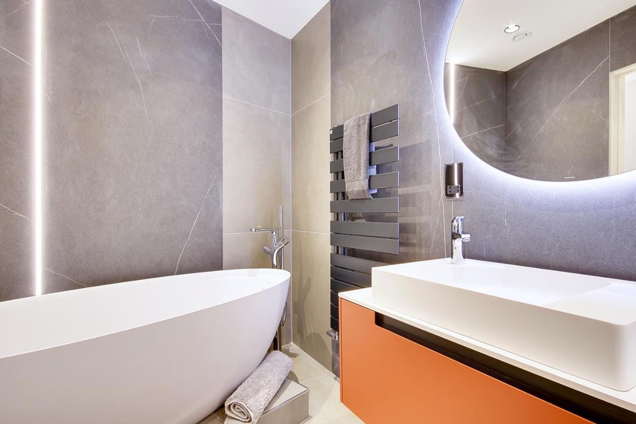 Luxury 3 Bed Flat With Large Terrace, Sea Views And Hot Tub Apartamento Canford Cliffs Exterior foto