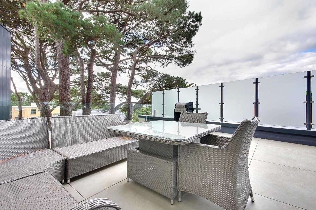 Luxury 3 Bed Flat With Large Terrace, Sea Views And Hot Tub Apartamento Canford Cliffs Exterior foto